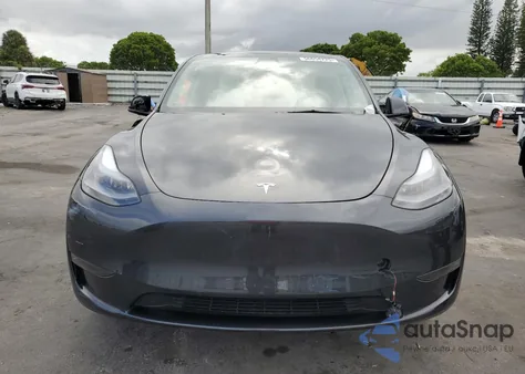 2025 Tesla Model Y z USA, uszkodzony, nr VIN 7SAYGDED2SF233791